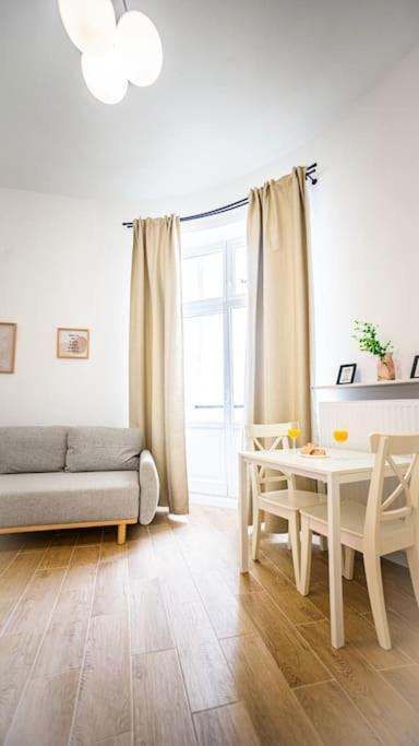 Lovely Apartment In ワルシャワ エクステリア 写真
